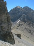 Le col Le Basse au centre de la photo, un secteur pentu et instable juste après la photo