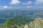 Vue voilée vers le Jura tout au fond. On devine le lac Léman