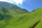 Le chemin fait un large détour pour éviter cette colline à droite