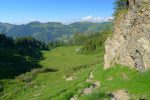 On longe la paroi sous le regard des vaches