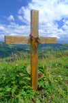 Une vieille croix au ras du sol