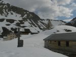 ... pour arriver à la cabane de Salanfe (premier plan à droite), ouverte, et au fond l'hôtel (fermé)