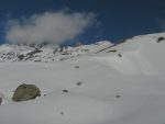 Sous la Combe des Orgières (à droite hors photo), on se dirige sous Pierre Carrée. On voit une langue de terre en oblique, le couloir étant en neige transformée, je choisis l'option de porter les skis et de remonter cette bande de terre. Je ne sais pas si ce fut la meilleur option mais cela a puisée dans mes forces.