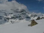 Un cairn  avec la Tour Sallière