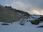 On rejoint bientôt le lac, les Rochers de Gagnerie devant nous.