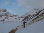 On contourne le lac, par la droite, et nous rencontrons de belles coulées dans ce secteur plein S