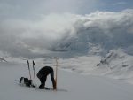 On est au dessus du P2259, et la neige transformée et la brume nous font stopper notre course vers la Haute Cime ici. Vue sur le lac de Salanfe