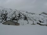 La cabane de Susanfe, non gardiennée mais ouverte ! On fait une belle pause devant.