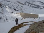 On redescend sous le barrage, le chemin de la montée