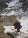 On rechausse les skis et on descend au mieux. Attention aux petits cailloux sur la neige.