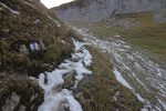 La neige, dans ce versant N reste, et gène notre progression