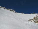 J'arrive au couloir qui selon moi, je dois remonter mais la neige est en reptation et je mets une jambe jusqu'aux hanches dans un trou : peu encourageant. Je décide d'aller sur la crête suivante.