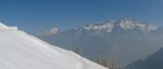 Vue panoramique avec La Biole. En longeant le bord de la forêt (à l'ombre), on trouve de la bonne poudreuse sans fond dur.