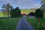 Cheseaux et son auberge. Le Mont Cheseau derrière.