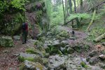 On suit le cours d'eau, à sec, dans un cadre magnifique