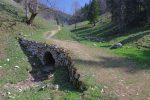 On avance dans la combe, sentier tranquille, mais long. Le pont est nettement moins joli de l'autre côté