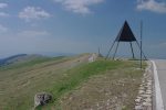 Point géodésique, nous allons faire la pause dans la pente du Pâturage du Chasseral à gauche