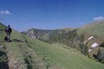 On rejoint la route, en prolongeant au maximum le plaisir vert. Au centre gauche, la combe du matin menant à la Métairie de Morat