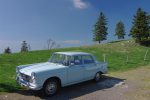 On quitte la route devant cette belle Peugeot 404