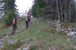On reprend le chemin, en longeant ce vieux mur de pierres sèches