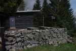 Le mur de pierres sèches de ce chalet (à gauche de la photo précédente)