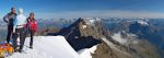 Vue panoramique sur les alpes valaisannes/bernoises. On voit le glacier d'Aletsch. Un guide, en rouge, qui fait la traversée avec ses deux clients.