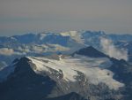 Tout au fond, je pense que c'est le glacier du Rhône