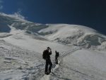 Vue arrière, avec des cordées dans le passage clef.