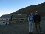 Les deux alpinistes sont prets, il fait frais au petit matin