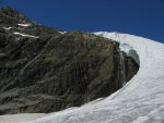 On contourne le rocher du Pt2999 au centre du Wildstrubelgletscher, l'eau coule de partout