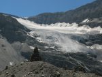 Vue sur le glacier de Lämmeren, notez le cairn en forme d'arche