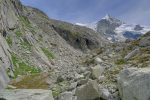 On monte sur l'ancienne moraine à droite pour mieux repartir dans le couloir pierreux à gauche.