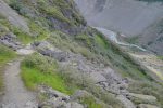 Le sentier fait un arc de cercle pour finir sur la moraine.