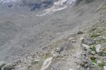 Cela n'a pas l'air, mais le glacier est en bas, jonché de cailloux. Le cheminement n'est pas visible depuis ici