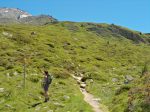 Vers 2200m, à gauche le chemin direct et à droite le détour par le lac d'Arpitetta