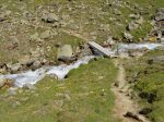 On descend et passe le pont au-dessus du Torrent du Barmé