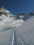 Et nous montons dans le vallon de Bertol, avec la Pointe de Bertol bien visible au centre. La cabane est en vue.