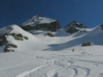 La cabane de Bertol est sur l'éperon rocheux de droite.