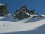 Partie tranquille avant la montée finale sur le glacier, on longe la parois de la Pointe de Bertol (le centre de la photo).