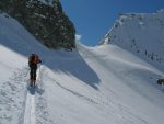 La parois de la Pointe de Bertol et le col de Bertol au bout.