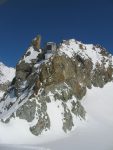 La cabane de Bertol perchée sur son nid d'aigle.