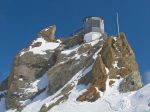 On laisse les skis au niveau de la plaque commémorative (en souvenir du colonel Rodolphe Tissières, père de la Patrouille des Glaciers), puis on continue à pieds.