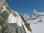 Passage le long d'une vire, équipée de chaines, avec vue plongeante et devant la Dent Blanche.