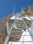 Les fameux escaliers de Bertol, en grosse chaussures on avance avec précaution, il y a le vide derrière nous !