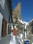 L'espace autour de la cabane (3311m) est minime, au fond les toilettes parfumées à souhait et la Pointe de Bertol.