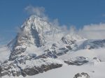 La Dent Blanche, on voit la cabane de la Dent Blanche, à droite, en bas d'un arête sous le nuage