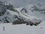 La ferme du Pt2664, avec des skieurs qui s'y reposent.