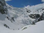 Puis on passe devant la prise d'eau avec une belle vue sur le Glacier du Mont Collon. La neige est devenue bien transformée.