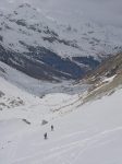 On descend dans le vallon de La Borgne d'Arolla, neige  collante et rochers apparents.
