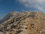 Nous voilà sur la crête, le soleil a fait fondre la neige. Reprenons le souffle pour la ligne droite